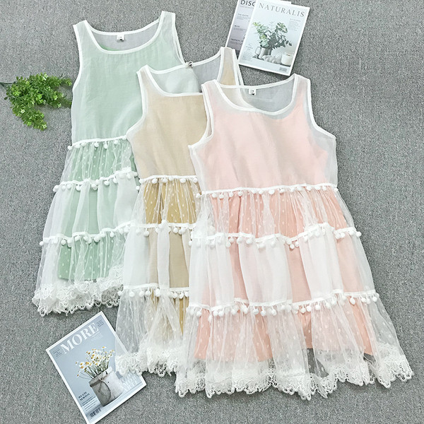 Σύγχρονο γυναικείο φόρεμα σε τρία χρώματα και φούντα δαντέλα