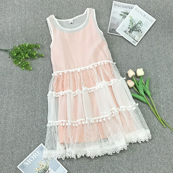 Σύγχρονο γυναικείο φόρεμα σε τρία χρώματα και φούντα δαντέλα