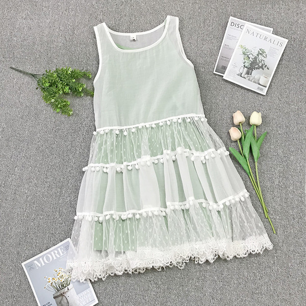 Σύγχρονο γυναικείο φόρεμα σε τρία χρώματα και φούντα δαντέλα