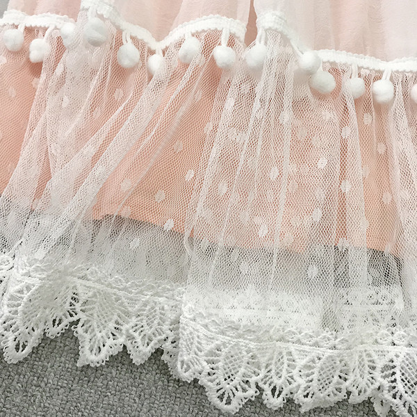 Σύγχρονο γυναικείο φόρεμα σε τρία χρώματα και φούντα δαντέλα