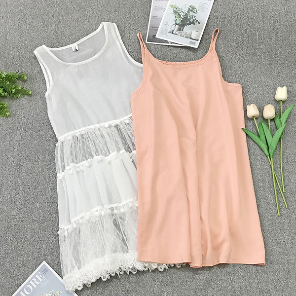 Σύγχρονο γυναικείο φόρεμα σε τρία χρώματα και φούντα δαντέλα