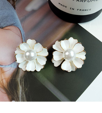 Virág alakú fehér női fülbevaló
