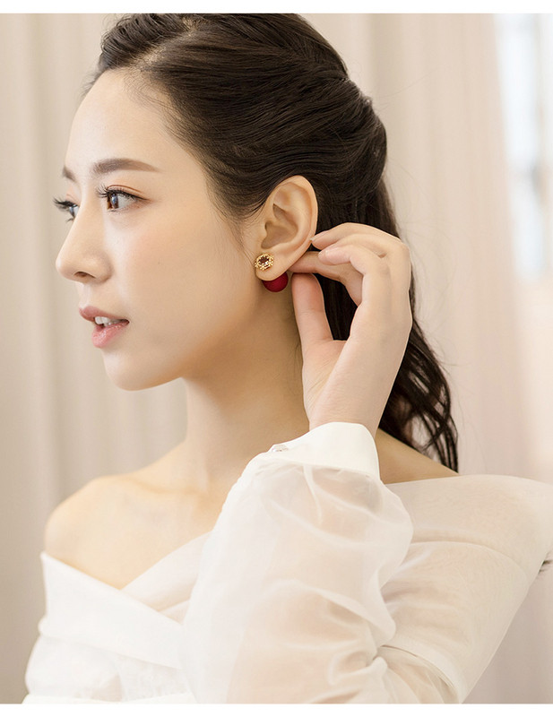 Stílusos női fülbevaló piros színben