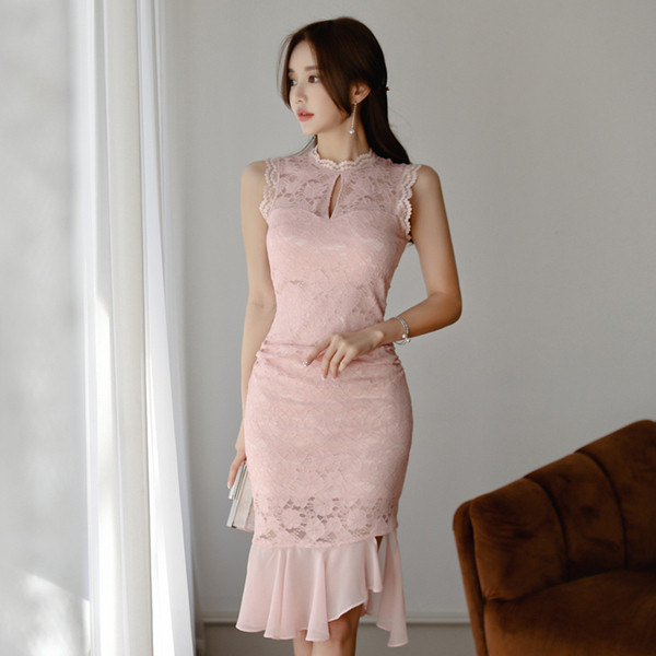 Κομψό γυναικείο φόρεμα με δαντέλα σε ροζ χρώμα
