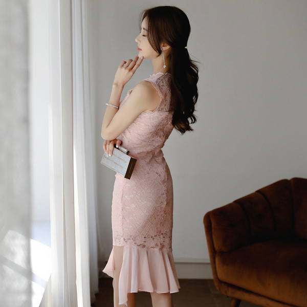 Κομψό γυναικείο φόρεμα με δαντέλα σε ροζ χρώμα