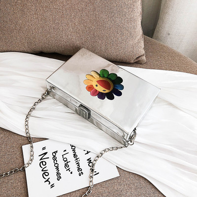 Modern női táska színes rátétes fémlánccal