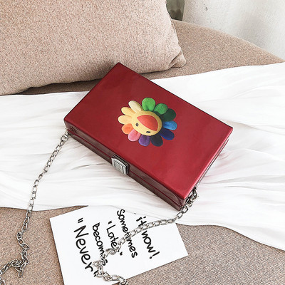 Modern női táska színes rátétes fémlánccal