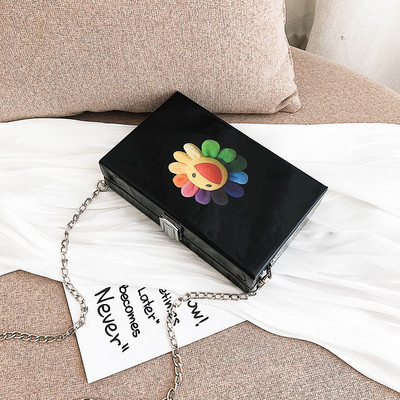 Modern női táska színes rátétes fémlánccal