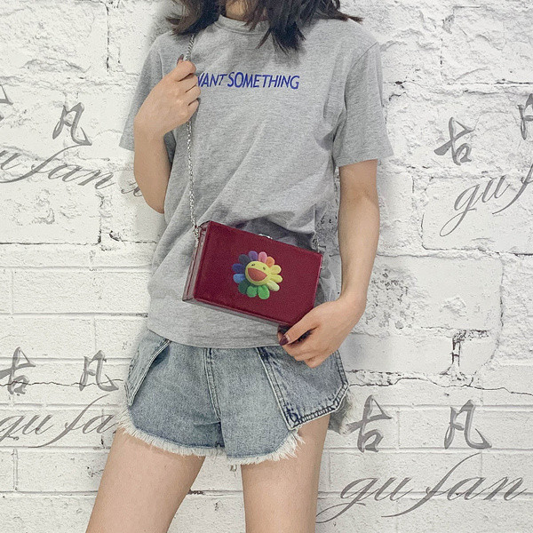 Modern női táska színes rátétes fémlánccal