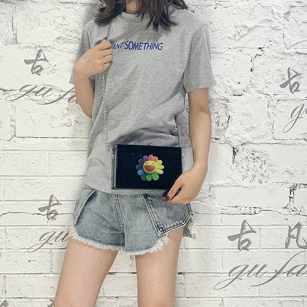 Modern női táska színes rátétes fémlánccal