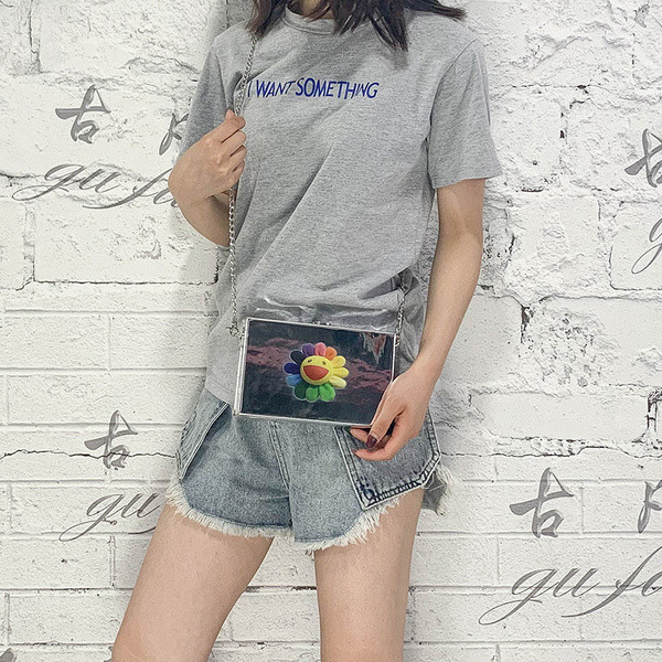 Modern női táska színes rátétes fémlánccal