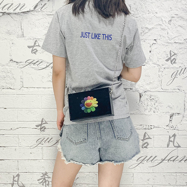 Modern női táska színes rátétes fémlánccal