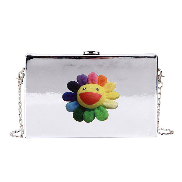 Modern női táska színes rátétes fémlánccal