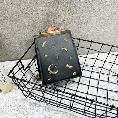 Modern női táska fém elemmel, négy színben