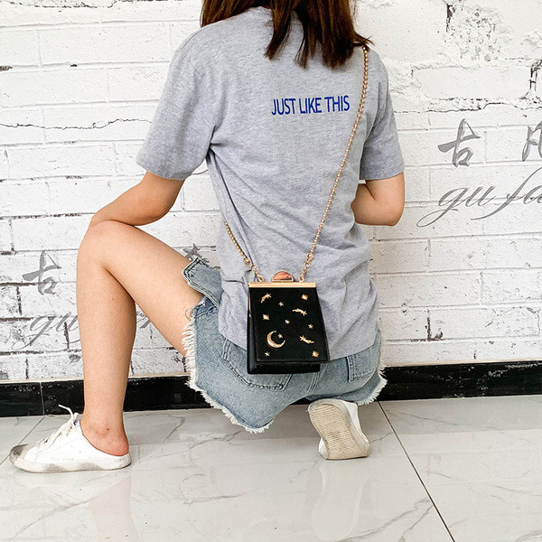 Modern női táska fém elemmel, négy színben