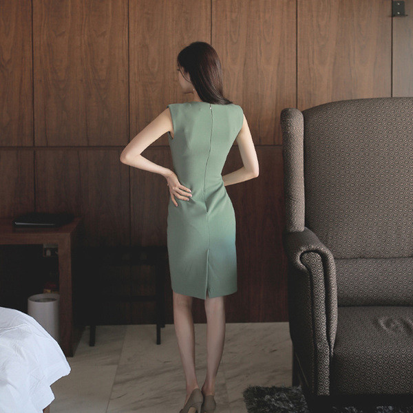 Casual γυναικείο φόρεμα με λαιμόκοψη σε σχήμα Ο σε λευκό χρώμα