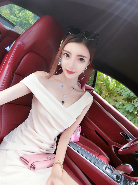 Κομψό γυναικείο φόρμα με ντεκολτέ σε σχήμα V σε δύο χρώματα