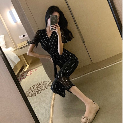 Κομψές γυναικείες φόρμες με ντεκολτέ σε σχήμα V και λαμπερά στοιχεία