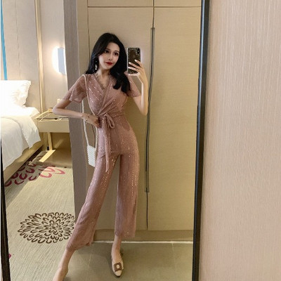 Κομψές γυναικείες φόρμες με ντεκολτέ σε σχήμα V και λαμπερά στοιχεία