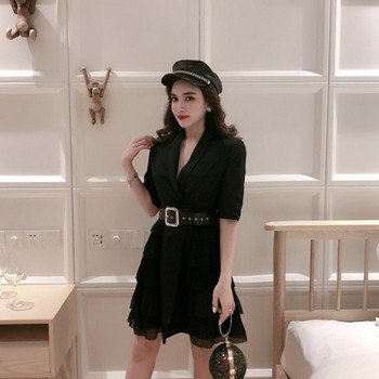 Stílusos női ruha V-nyakú 3/4-es ujjakkal és derékövvel