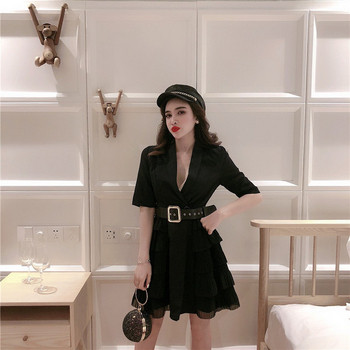 Stílusos női ruha V-nyakú 3/4-es ujjakkal és derékövvel