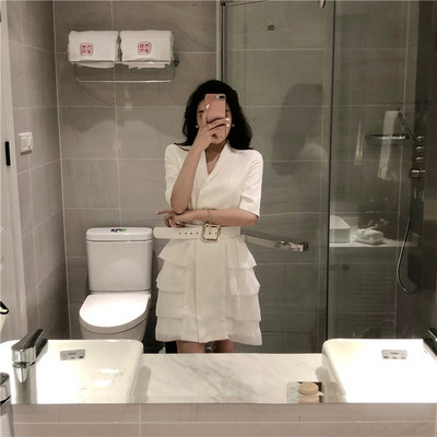 Stílusos női ruha V-nyakú 3/4-es ujjakkal és derékövvel