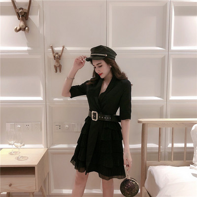 Stílusos női ruha V-nyakú 3/4-es ujjakkal és derékövvel