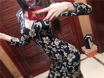 Γυναικείο κομψό φόρεμα με μακριά μανίκια και λαιμόκοψη σε σχήμα V