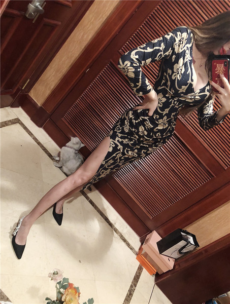 Γυναικείο κομψό φόρεμα με μακριά μανίκια και λαιμόκοψη σε σχήμα V