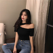 Γυναικεία μπλούζα με κοντό μανίκι σε λευκό και μαύρο χρώμα