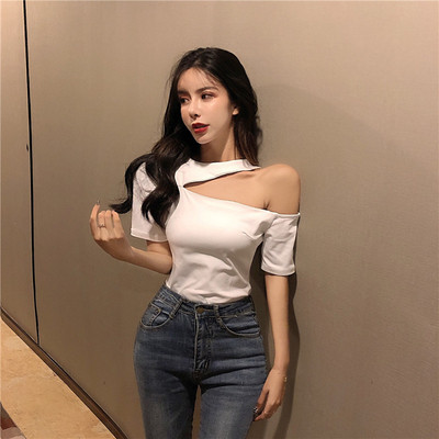 Γυναικεία μπλούζα με κοντό μανίκι σε λευκό και μαύρο χρώμα