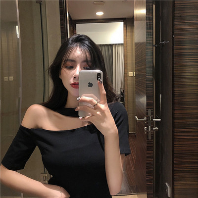 Γυναικεία μπλούζα με κοντό μανίκι σε λευκό και μαύρο χρώμα