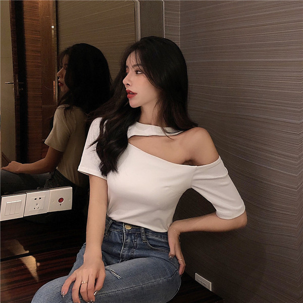 Γυναικεία μπλούζα με κοντό μανίκι σε λευκό και μαύρο χρώμα