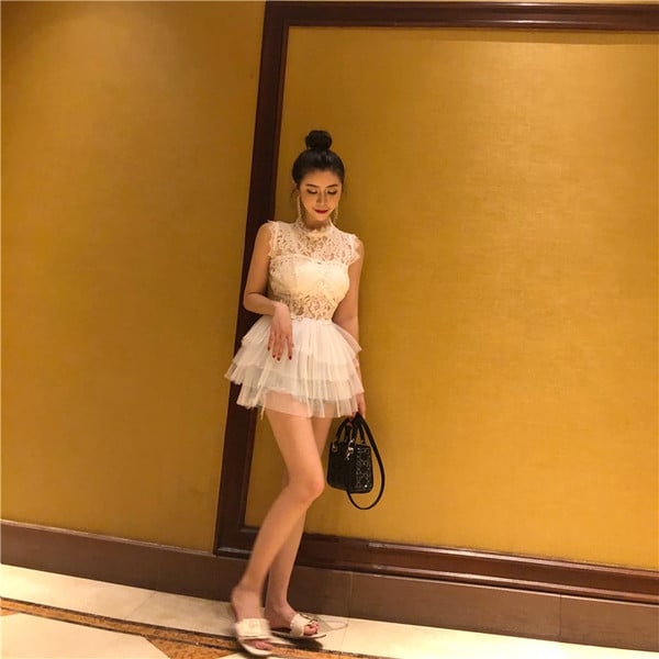 Елегантна дамска рокля с дантела и тюл