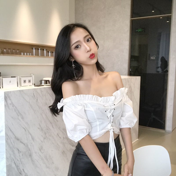 Σύντομη  γυναικεία λευκή μπλούζα με κορδόνια