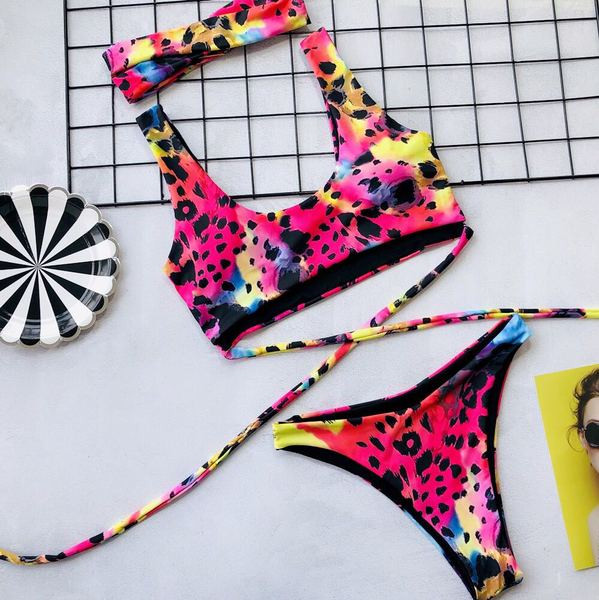 Új modell fürdőruha két részből, nyakkendővel és színes mintával