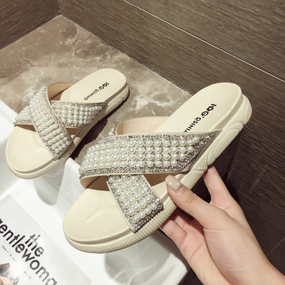 Μοντέρνα γυναικεία σανδάλια με μαργαριτάρια σε διάφορα χρώματα και επίπεδη σόλα