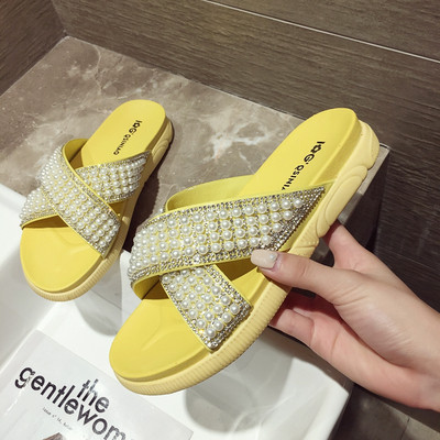 Μοντέρνα γυναικεία σανδάλια με μαργαριτάρια σε διάφορα χρώματα και επίπεδη σόλα