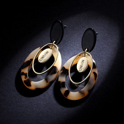 Modern lógó női fülbevaló