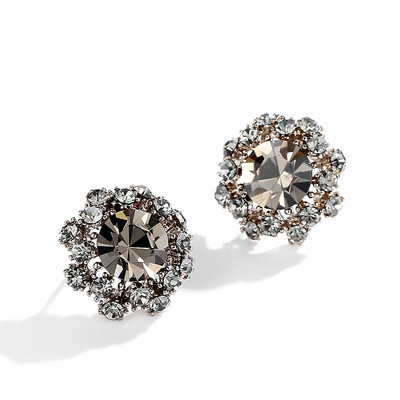 Női fülbevaló kövekkel, három színben