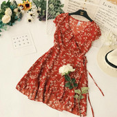 Modern női ruha piros színben, virágos motívumokkal, nyakkendővel