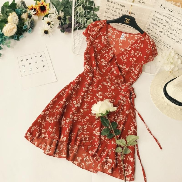 Modern női ruha piros színben, virágos motívumokkal, nyakkendővel