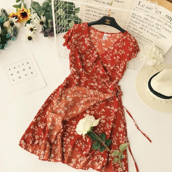 Modern női ruha piros színben, virágos motívumokkal, nyakkendővel