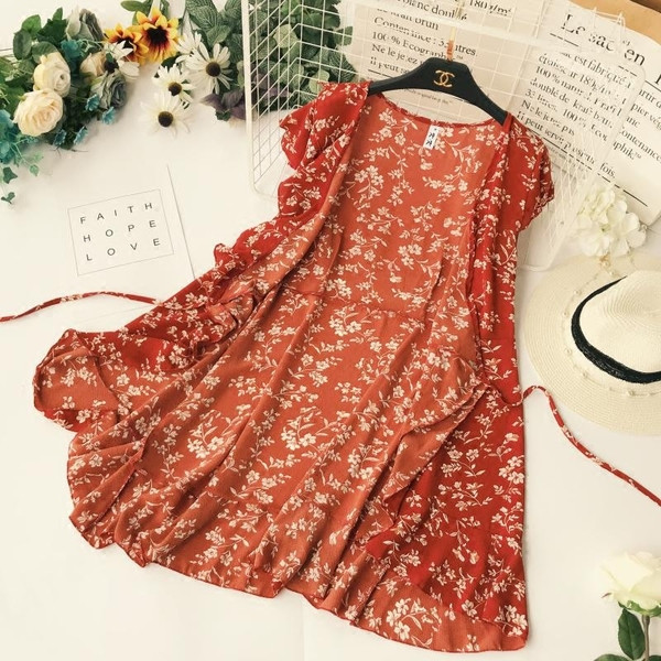 Modern női ruha piros színben, virágos motívumokkal, nyakkendővel