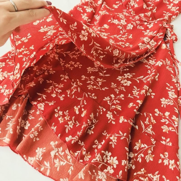 Modern női ruha piros színben, virágos motívumokkal, nyakkendővel