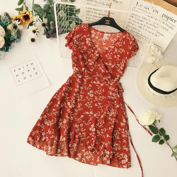 Modern női ruha piros színben, virágos motívumokkal, nyakkendővel