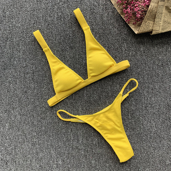 Kétrészes női fürdőruha háromszög alakú felsővel, fekete és sárga színben