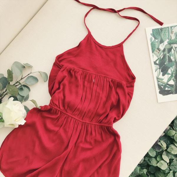 Σύγχρονες γυναικείες φόρμες με κεντήματα και κορδόνια σε διάφορα χρώματα