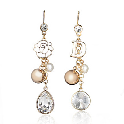 Női lógó fülbevaló gyöngyökkel és kövekkel