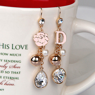 Női lógó fülbevaló gyöngyökkel és kövekkel